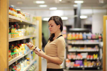 woman shopping for supplements