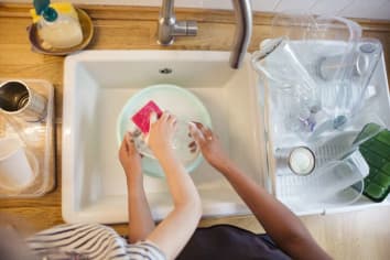 people washing dishes together